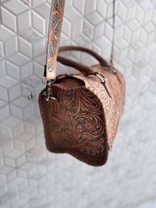 Bolso de Mano de Cuero Genuino Hecho a Mano, Estilo Bohemio, con Grabado Floral, Diseño Gypsy, Bolso de Hombro Hecho a Mano, Estilo Occidental, Elegante y Multiusos - Product Image 2