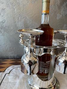 Soporte para botellas de vino y copas con acabado plateado, perfecto para servir invitados en la mesa de comedor, exhibir en eventos de lujo y decorar mesas. - Product Image 6