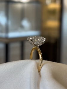 Bague de fiançailles avec halo caché en diamant de laboratoire taille coussin de 4 carats, bague solitaire bicolore 14 carats, certifiée IGI. - Product Image 3