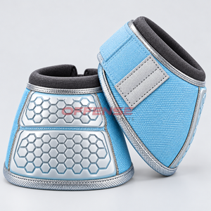 Modernas botas de protección para caballos diseñadas con materiales flexibles y duraderos y correas ajustables para un rendimiento fiable en el entrenamiento. - Product Image 2