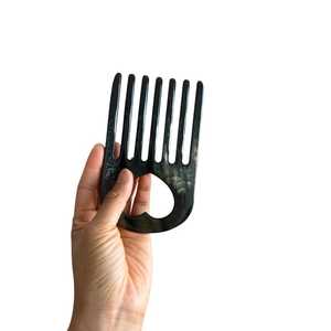 Peine artesanal de cuerno de búfalo natural en forma de corazón con acabado liso y antiestático para desenredar suavemente y cuidado diario. - Product Image 6
