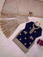 Ensemble Sharara avec de magnifiques broderies en fil et sequins, et dupatta avec bordure brodée, look féminin luxueux.
