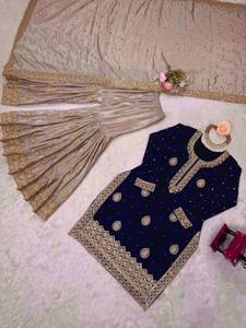 Ensemble Sharara avec de magnifiques broderies en fil et sequins, et dupatta avec bordure brodée, look féminin luxueux. - Product Image 3