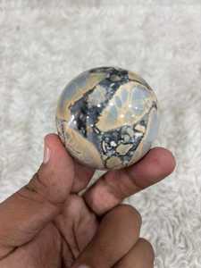Esfera de jaspe Maligano con patrones tierraños vibrantes, superficie pulida, simetría redondeada y variación de color distintiva para minera. - Product Image 1