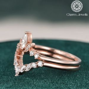 Bague de fiançailles pour femme Charm Jewells en moissanite taille émeraude, monture à griffes en or 18 carats, style classique, bande pavée - Product Image 4
