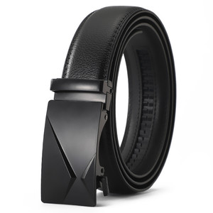 Ceinture décontractée pour homme avec boucle automatique en alliage, design perforé et détail lettré - Product Image 2