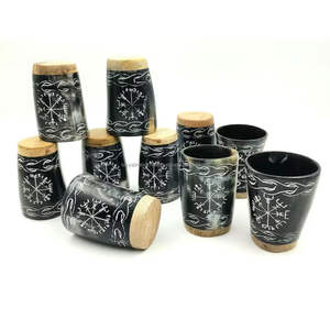 Verre à boire en corne de boeuf noire naturelle avec motif gravé blanc par Tayyab Handicraft - Product Image 6