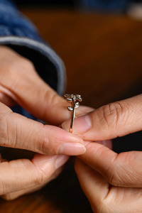 แหวนทองคำ 14K ลายใบไม้ประดับเพชรแล็บโกรว์ - Product Image 2