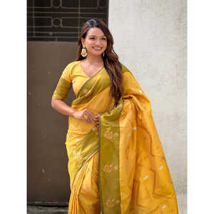 Chal Sari Indio Tradicional de Seda Suave Amarilla con Diseño Zig Zag y Bordado Zari de 650g - Product Image 1