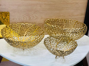 Bol de service classique en aluminium moulé pour une mise en scène traditionnelle de la table à manger, alliant un design intemporel avec un matériau durable - Product Image 5