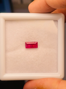 Rubis rouge naturel de qualité supérieure 1,87 carats, taille émeraude du Mozambique, pierre précieuse traitée thermiquement 9,6x4,8x3,4mm, lustre exceptionnel, certifié tiers - Product Image 1
