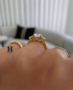 Bague de fiançailles de luxe avec diamant de laboratoire rond brillant de 2 carats, trois pierres, avec diamants latéraux ronds, certifiée - Product Image 2
