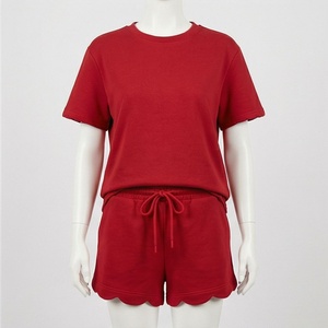 Ensemble décontracté tricoté 2 pièces rouge pour femme : T-shirt à manches courtes et short au-dessus du genou à ourlet festonné, coupe ample, printemps-été - Product Image 1