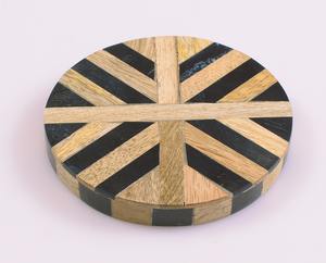 แผ่นรองแก้วเรซิ่นไม้มะม่วงทรงกลมสีขาวและสีน้ำตาล ขนาดเส้นผ่านศูนย์กลาง 400 มม. เป็นมิตรกับสิ่งแวดล้อม เหมาะสำหรับใช้ในบ้านและโรงแรม - Product Image 3