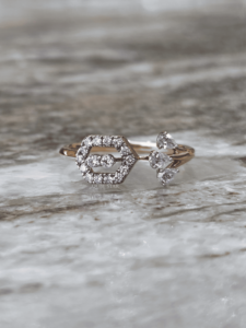 Anillo de compromiso moderno con diamante cultivado en laboratorio, certificado IGI, VVS2, 0.35 ct, oro rosa de 14K, corte brillante hexagonal con halo y aro dividido. - Product Image 1