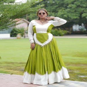 Conjunto de Blusa Larga Estilo Corsé y Lehenga con Volantes, de Rayón y Algodón con Encaje de Espejo y Patrón Festoneado, para Festivales - Proveedor Indio - Product Image 1