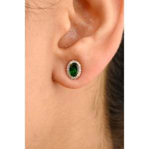 Boucles d'oreilles clous en or blanc 14 carats avec tourmaline verte taille coussin et halo de diamants - Product Image 6