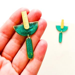 Boucles d'oreilles géométriques en résine verte avec accent doré, bijoux fantaisie pour femmes, boucles d'oreilles artistiques, artisanat en résine - Product Image 4
