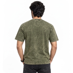 T-shirt classique pour homme en tissu léger, assurant un confort supérieur et une liberté de mouvement, fabriqué avec des matériaux respirants et un effet délavé. - Product Image 2