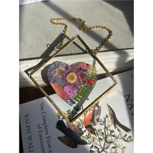 Cadre photo suspendu en métal doré avec cœur en fleurs pressées, double verre, cadre flottant pour décoration murale - Product Image 1