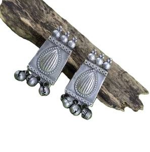 Boucles d'oreilles clous en laiton plaqué argent antique, style ethnique tendance, avec pendentifs Ghungroo sertis clos, pour soirée - ARTS JEWELS - Product Image 1