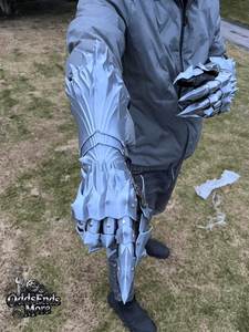 Gants de dragon métalliques bleus, forme irrégulière, technique de moulage, thème animal, armure, objet de collection artistique - Product Image 5