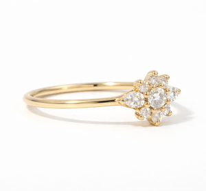 Anillo de Compromiso Minimalista de Lujo con Diseño Floral, Diamantes Cultivados en Laboratorio de Primera Calidad, Oro Sólido de 14K/18K, Regalo de Aniversario - Product Image 2