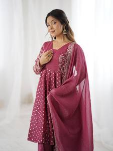 Costume Anarkali traditionnel indien pakistanais pour femmes, en coton, couleur marron, brodé, avec bordure dorée, coupe ample, longueur midi - Product Image 1