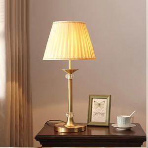 Lámpara de pie con base de efecto piedra texturizada y pantalla plisada que aporta un toque rústico y orgánico al hogar. Disponible a precios de mayorista. - Product Image 5