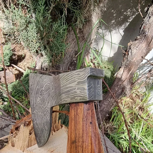 Hache de camping artisanale haut de gamme en acier Damas, manche en bois naturel, étui en cuir – Fournisseur d'outils de camping - Product Image 5