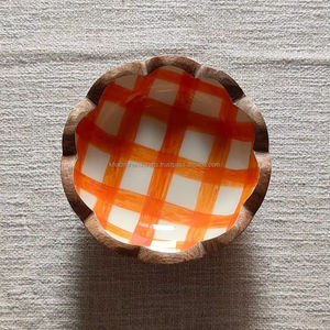 Support à gâteau en bois rustique avec bord en écorce, parfait pour le mariage de style fermier, la décoration de fête, l'affichage de gâteaux et de pâtisseries - Product Image 1