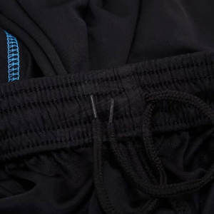 Maillot et short de football légers avec technologie de séchage rapide, tissu en maille respirant, idéal pour les températures chaudes et les matchs intenses - Product Image 6