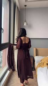 Traje Moderno de Fiesta con Parte Superior e Inferior, Dupatta, Georgette Pesado Puro, con Bordado de Lentejuelas y Códigos - Product Image 3