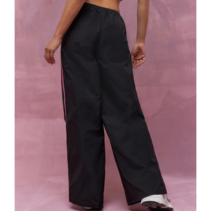 Pantalon de sport noir pour femme de haute qualité, coupe large, taille élastique, longueur intégrale, coupe ample, avec bande latérale et logo imprimé sur la jambe droite, idéal pour l'été - Product Image 2