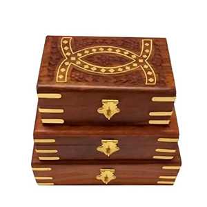 Coffre au trésor en bois de style antique avec couvercle en dôme, orné de métal gaufré et de ferrures en laiton florales, boîte de rangement pour bijoux et souvenirs - Product Image 3