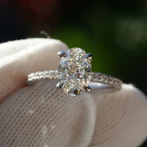 Anillo de Oro Blanco con Diamante de Corte Ovalado y Piedras Laterales para Mujer – Joyería Elegante y de Lujo para Compromiso, Boda y Aniversario - Product Image 1