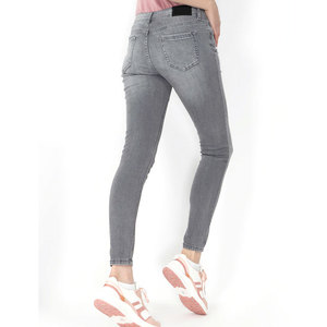 Los jeans ajustados de mezclilla elástica de algodón para mujer son una opción a la moda para damas. - Product Image 4
