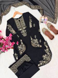 Ensemble prêt-à-porter entièrement cousu en crêpe français avec broderie Zari et dentelle à pompons, comprenant un haut et un pantalon palazzo avec dupatta. - Product Image 5