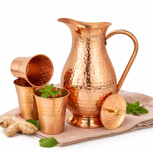 Ensemble de carafes en cuivre pour la tradition classique du service de l'eau, ensemble en métal avec verres, durable, réutilisable, vaisselle de cuisine et de salle à manger. - Product Image 1