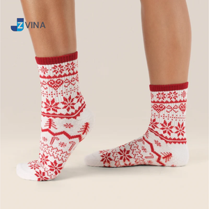 Chaussettes de cheville en jacquard 100 % coton avec logo personnalisé pour jeunes, motif Noël, antidérapantes, rouges et blanches, pour l'hiver, le quotidien, le yoga et le Pilates en studio - Product Image 2