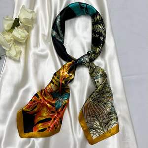 Foulard bandana de luxe en soie pour femme, carré, pour la tête, les cheveux ou le cou, en tissu satiné doux et lisse, de créateur - Product Image 4