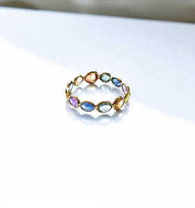 Anillo de Eternidad Delgado de Oro de 18K, Hecho a Mano, con Múltiples Zafiros Naturales, Corte Ovalado, Gema Arcoíris - Product Image 2