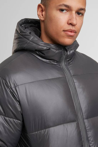 เสื้อแจ็คเก็ตพัฟเฟอร์ผู้ชายแบบมีฮู้ด ดีไซน์ใหม่ สีพื้น ผ้าแคนวาส ปักโลโก้ด้านหน้า กันน้ำ ระบายอากาศได้ดี เหมาะสำหรับใส่กลางแจ้งในฤดูหนาว สไตล์สตรีทแวร์ - Product Image 3