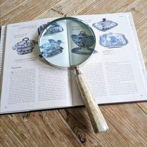 Lupa de Mano de Latón con Diseño Clásico, Lente de Alta Claridad, para Leer Libros, Mapas, Joyas, Monedas, Antigüedades, Manualidades, Regalo - Product Image 1