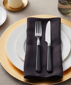 Juego de cubiertos minimalista de acero inoxidable con mangos de plástico negro, apto para lavavajillas, para uso en catering. - Product Image 3