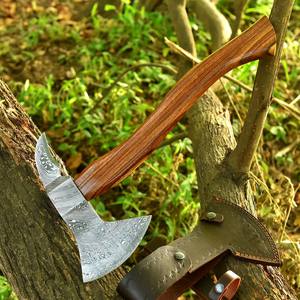 Hache à barbe de style Viking en acier Damas forgé sur mesure avec manche en bois et fourreau en cuir, hache de menuisier OEM personnalisée - Product Image 1