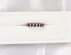 Bague éternité sertie de saphirs bleus naturels en or jaune massif 18 carats – Bague à pierres précieuses ovales – Pierre de naissance de septembre de luxe - Product Image 4