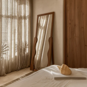 Miroir sur pied minimaliste moderne avec cadre en bois ondulé artistique, disponible à prix de gros. - Product Image 1
