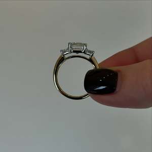 Bague de fiançailles en moissanite taille émeraude 6.0 CTW, or massif 14 carats, trois pierres, bague de mariage, cadeau d'anniversaire exceptionnel pour elle - Product Image 2
