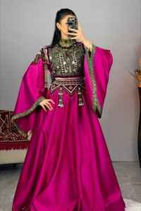 Robe afghane en mousseline de soie à manches longues, artisanale, moderne, style tribal Kuchi, avec dentelle, volants et appliques, 100% faite à la main pour les occasions formelles - Product Image 3